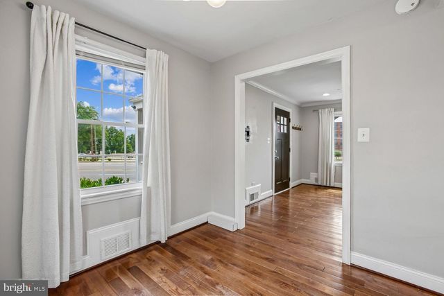 5812 N N KINGS HWY, Alexandria, VA 22303