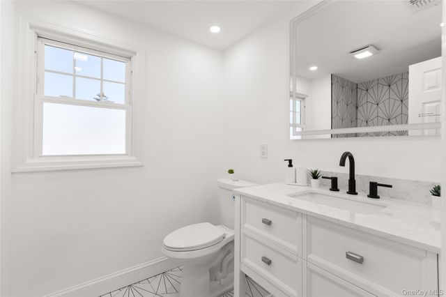 184 Dallas Street, Lindenhurst, NY 11757