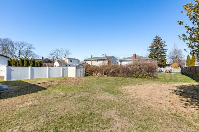 184 Dallas Street, Lindenhurst, NY 11757