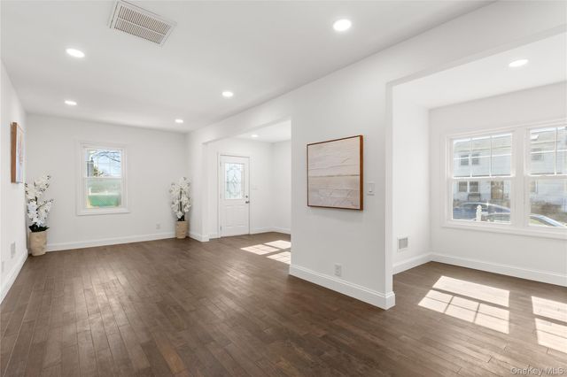 184 Dallas Street, Lindenhurst, NY 11757