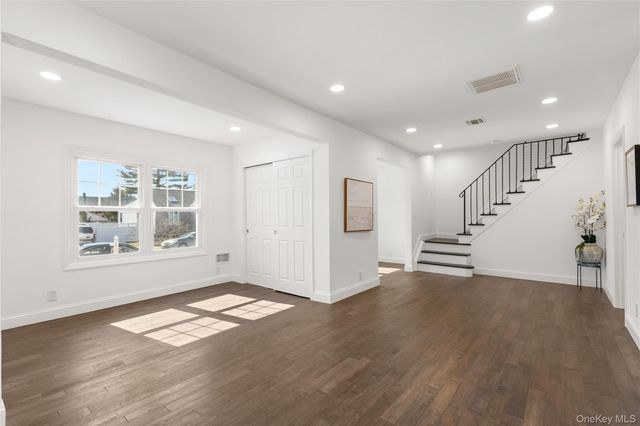 184 Dallas Street, Lindenhurst, NY 11757