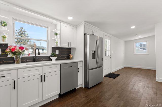 184 Dallas Street, Lindenhurst, NY 11757