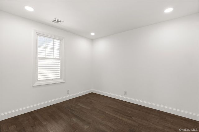 184 Dallas Street, Lindenhurst, NY 11757