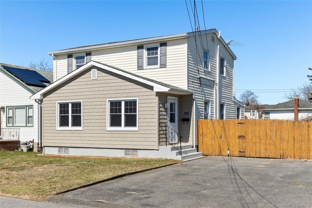 184 Dallas Street, Lindenhurst, NY 11757