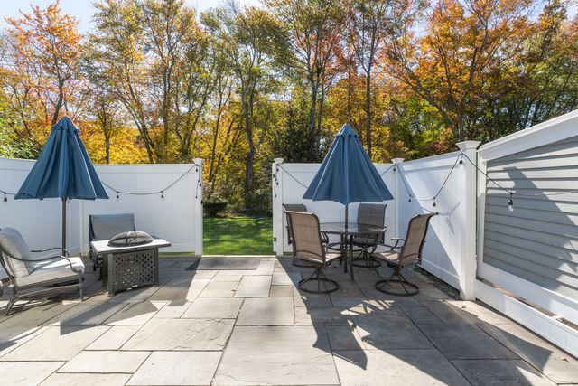 21 Centre Village Drive 21, Madison, CT 06443