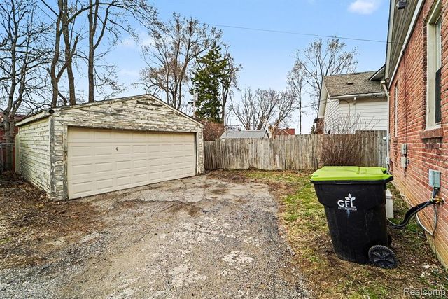 39 Neome Drive, Pontiac, MI 48341