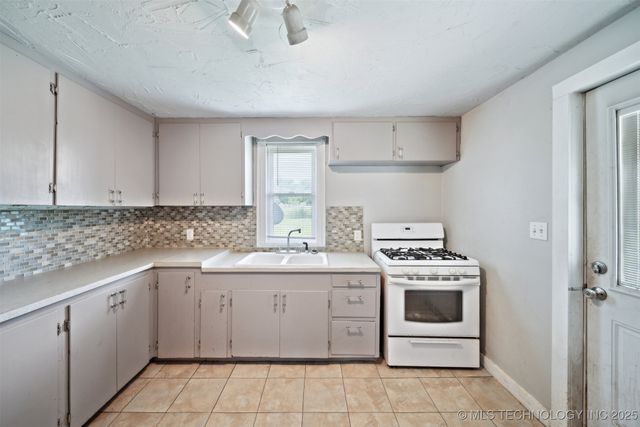 525 S 3rd Avenue, Hallett, OK 74034