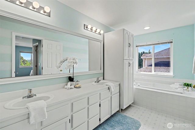 719 Kensington Avenue S, Kent, WA 98030