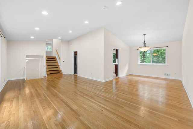 9813 INGLEMERE DR, Bethesda, MD 20817