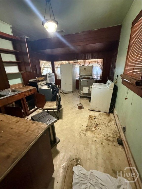 Image 10 of property listing at 1120 E 40th Drive, Savannah, GA 31404