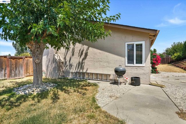 555 Teal Ct, Livermore, CA 94551