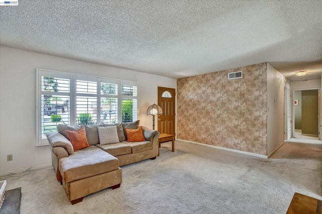 555 Teal Ct, Livermore, CA 94551