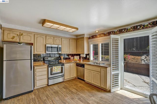 555 Teal Ct, Livermore, CA 94551