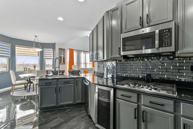 737 W St Johns Place, Addison, IL 60101