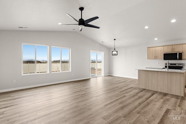 5284 E Phelps Lake Dr, Nampa, ID 83687