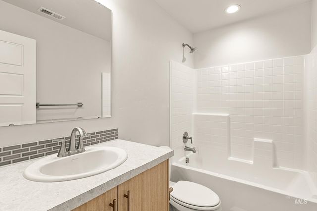 5284 E Phelps Lake Dr, Nampa, ID 83687