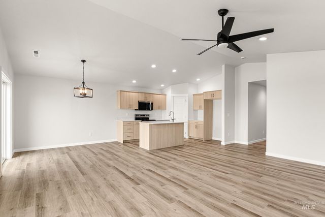 5284 E Phelps Lake Dr, Nampa, ID 83687