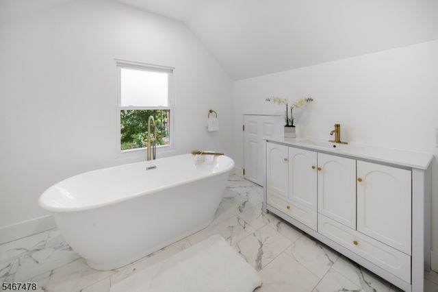 686 Meyersville Rd, Long Hill Twp., NJ 07933
