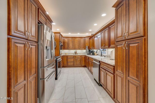 191 Tennessee 143, Roan Mountain, TN 37687