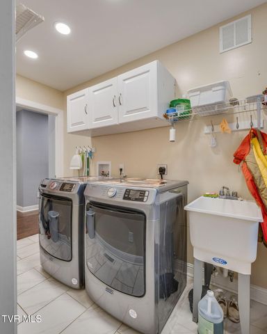 191 Tennessee 143, Roan Mountain, TN 37687
