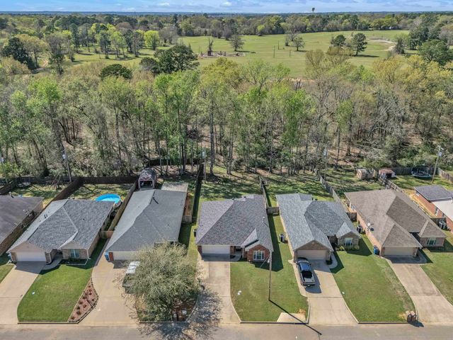 5 Oak Run, White Oak, TX 75693
