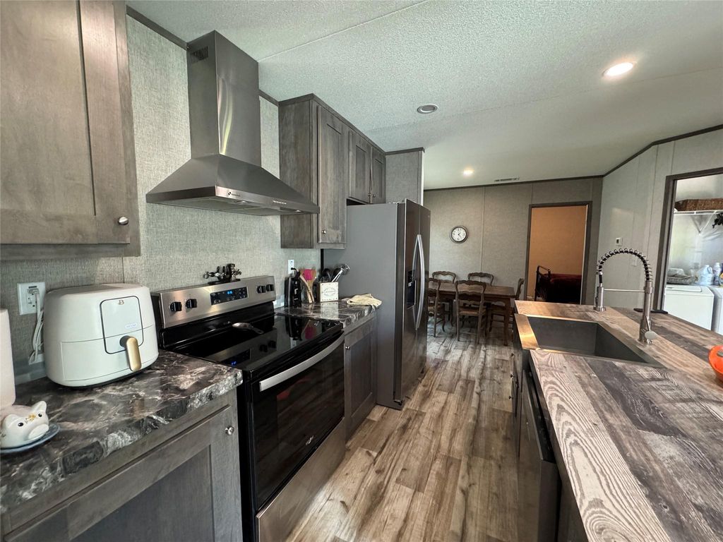 Image 10 of property listing at 521 Southwood Shores Drive, Coldspring, TX 77331