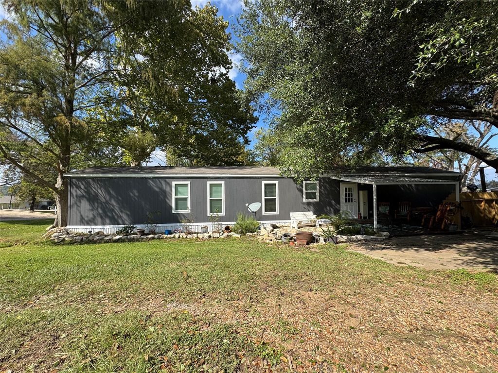 Image 21 of property listing at 521 Southwood Shores Drive, Coldspring, TX 77331