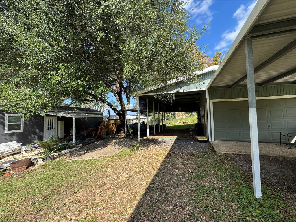 Image 22 of property listing at 521 Southwood Shores Drive, Coldspring, TX 77331