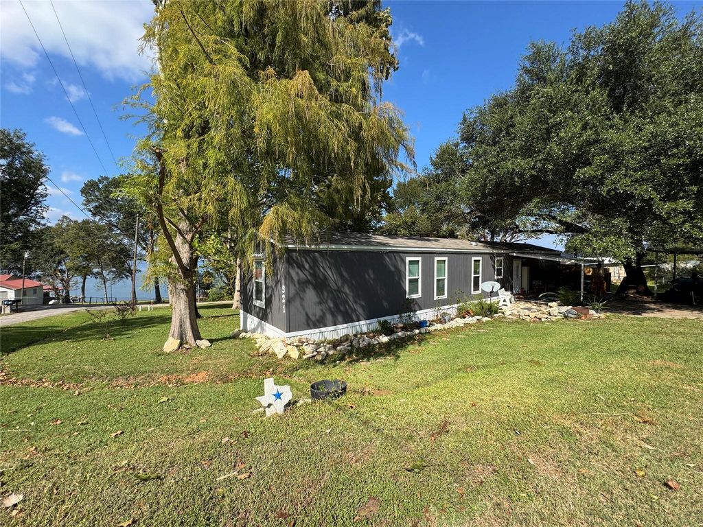 Image 23 of property listing at 521 Southwood Shores Drive, Coldspring, TX 77331