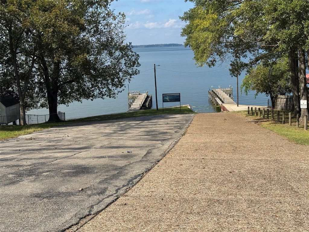 Image 25 of property listing at 521 Southwood Shores Drive, Coldspring, TX 77331