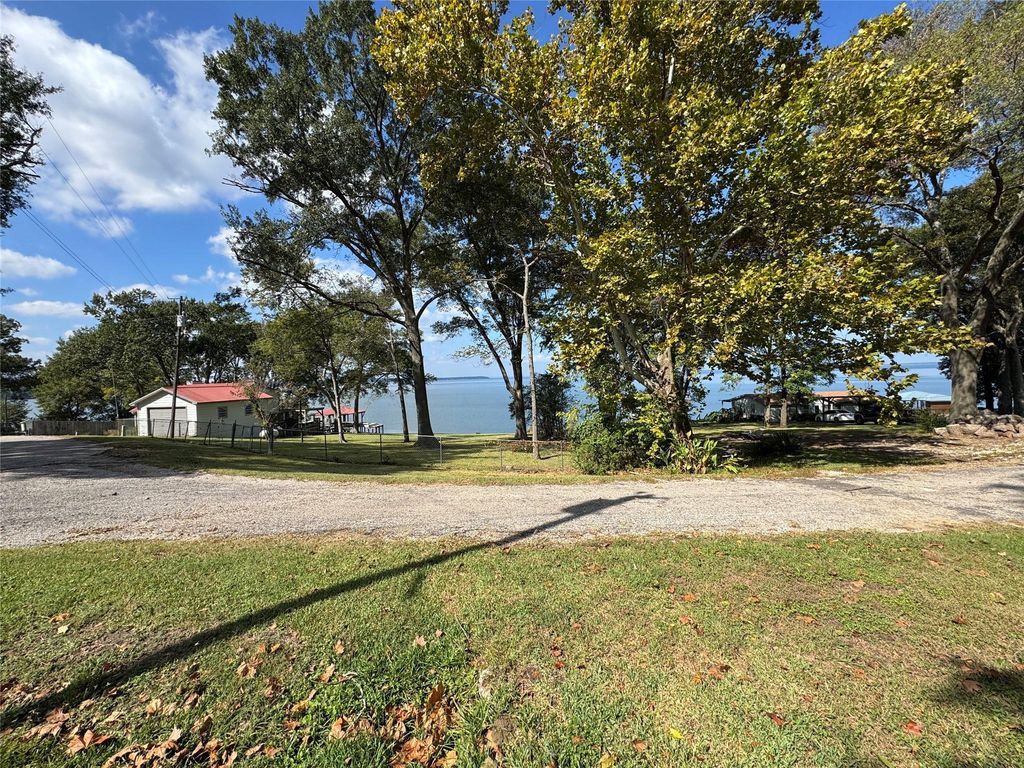 Image 4 of property listing at 521 Southwood Shores Drive, Coldspring, TX 77331