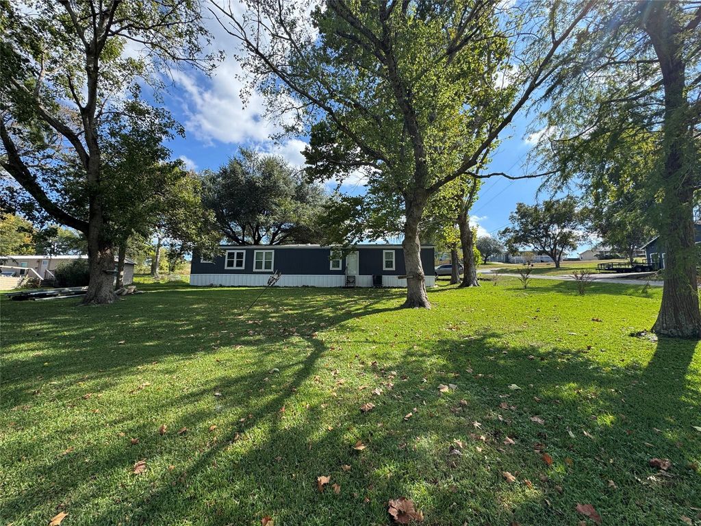 Image 5 of property listing at 521 Southwood Shores Drive, Coldspring, TX 77331