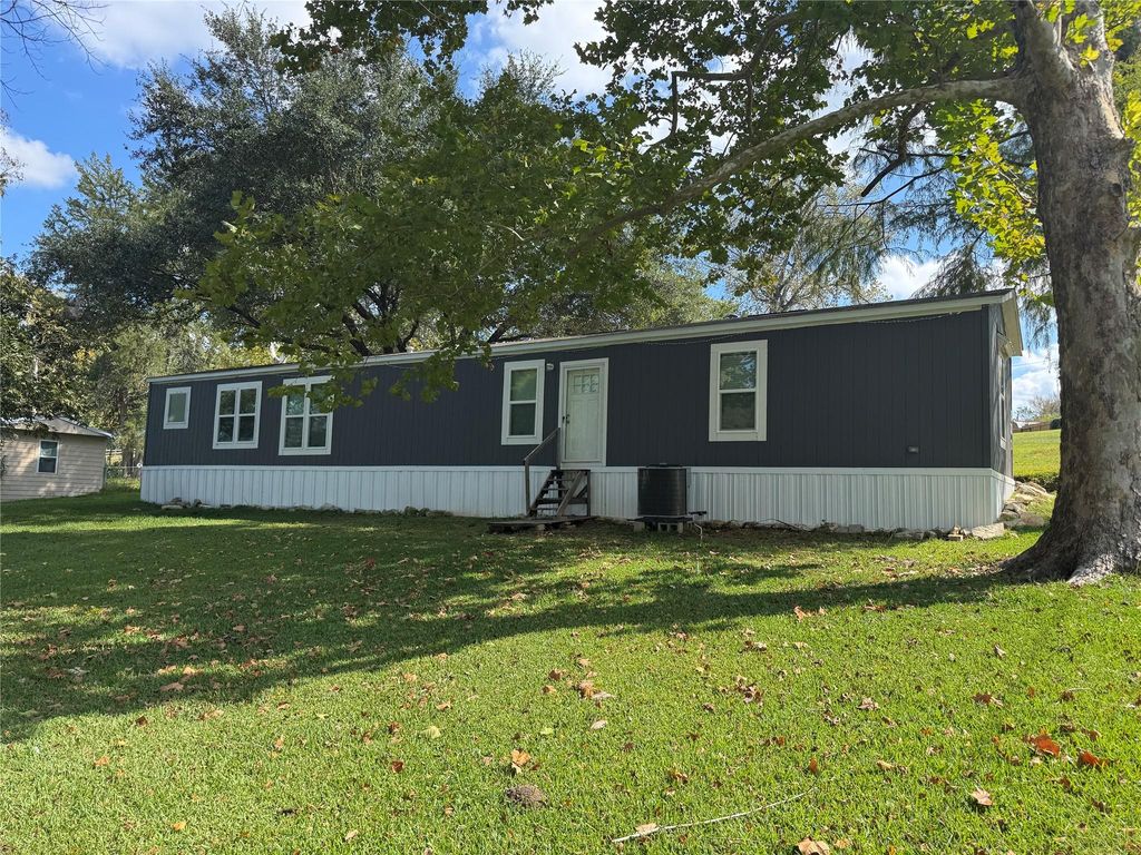 Image 6 of property listing at 521 Southwood Shores Drive, Coldspring, TX 77331
