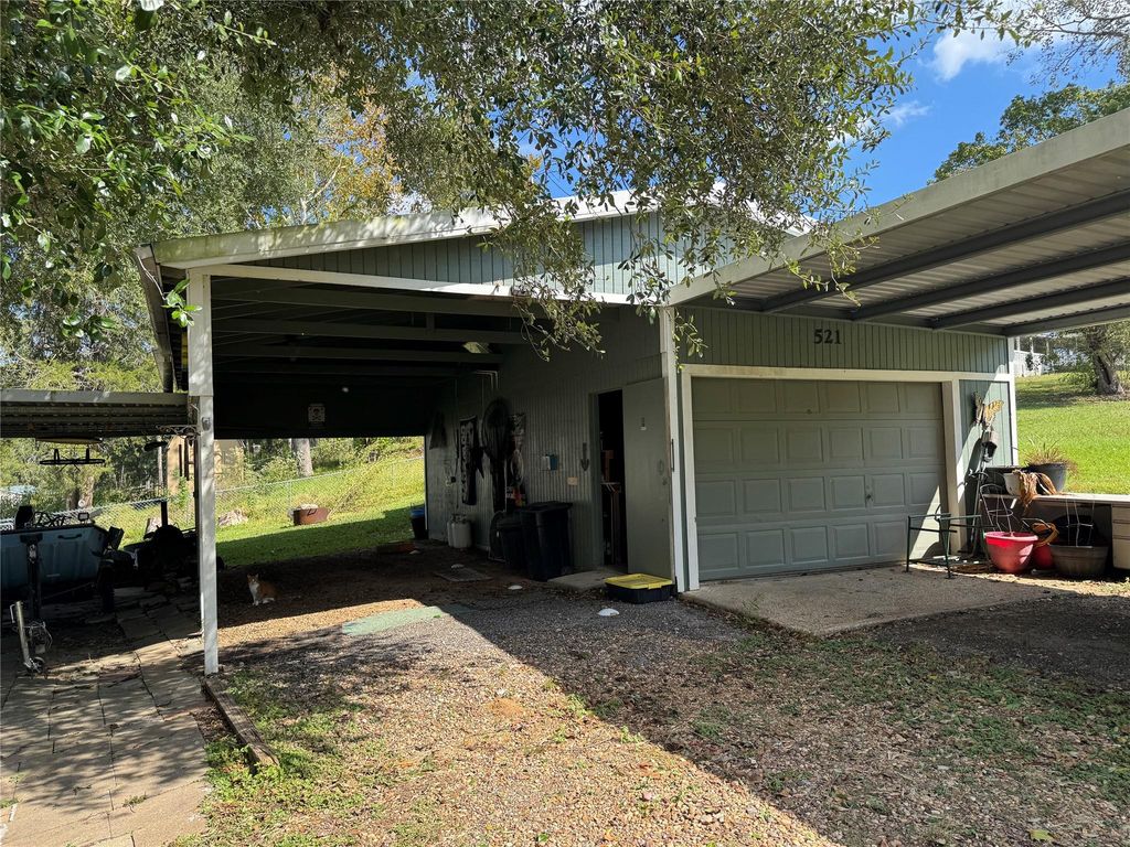 Image 7 of property listing at 521 Southwood Shores Drive, Coldspring, TX 77331