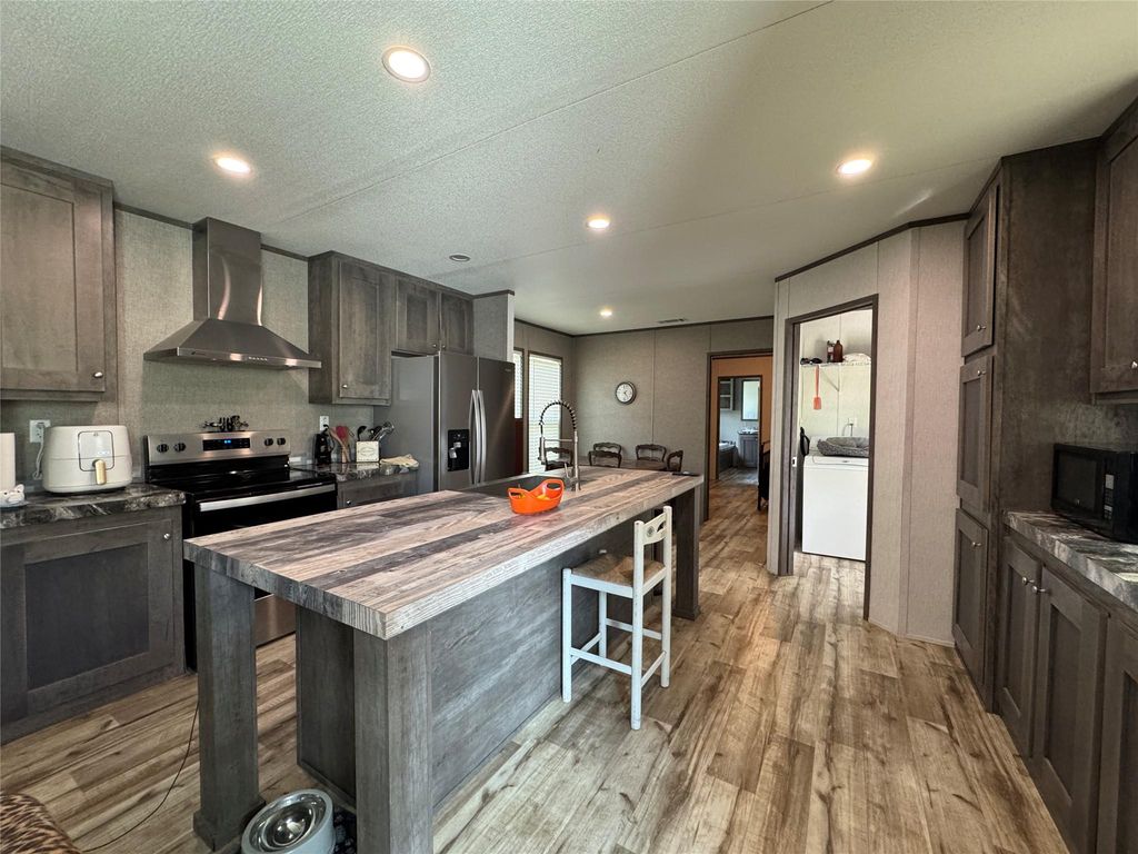 Image 9 of property listing at 521 Southwood Shores Drive, Coldspring, TX 77331