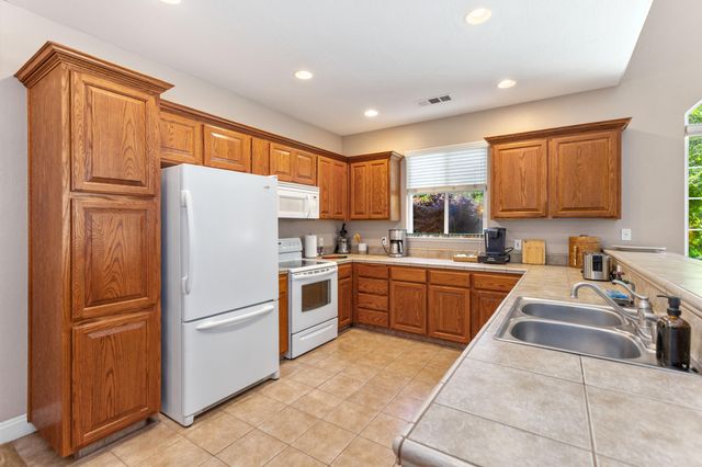 40863 Sierra Drive D, Three Rivers, CA 93271