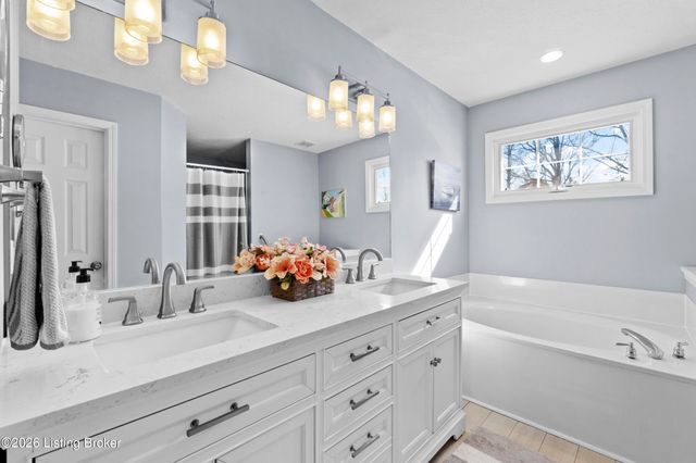 4505 Saratoga Woods Dr, Louisville, KY 40299