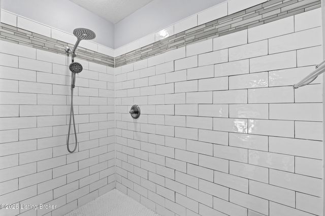 4505 Saratoga Woods Dr, Louisville, KY 40299