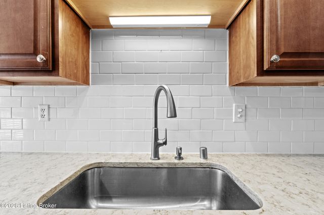 4505 Saratoga Woods Dr, Louisville, KY 40299