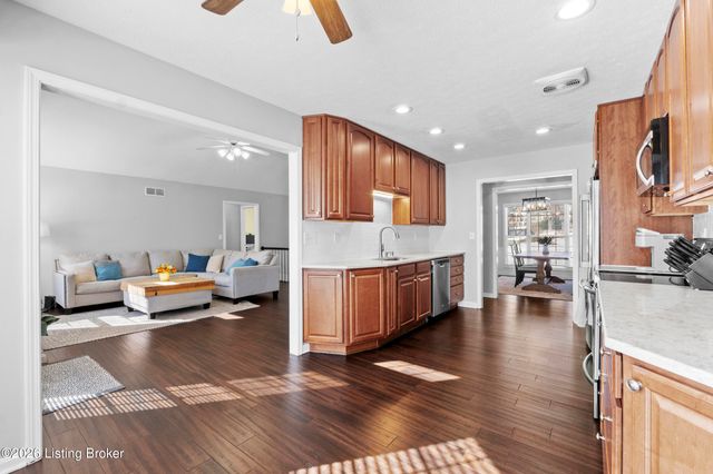 4505 Saratoga Woods Dr, Louisville, KY 40299