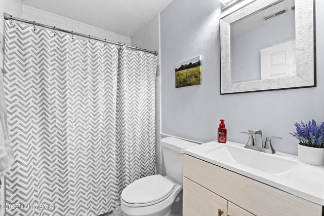 4505 Saratoga Woods Dr, Louisville, KY 40299