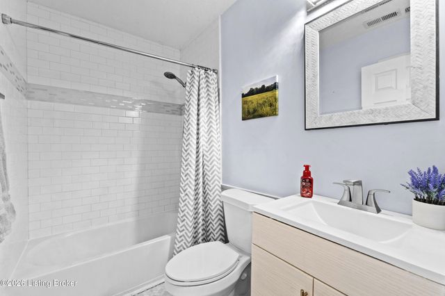 4505 Saratoga Woods Dr, Louisville, KY 40299