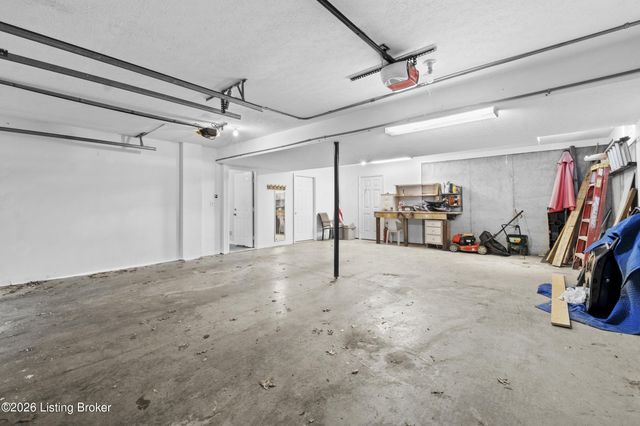 4505 Saratoga Woods Dr, Louisville, KY 40299