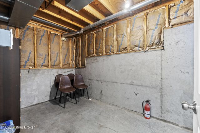 4505 Saratoga Woods Dr, Louisville, KY 40299