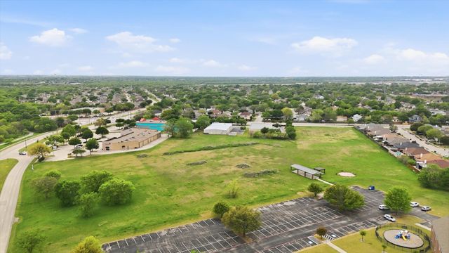 2045 Green Oaks Boulevard SE, Arlington, TX 76017