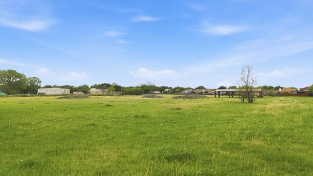 2045 Green Oaks Boulevard SE, Arlington, TX 76017