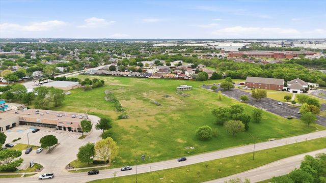 2045 Green Oaks Boulevard SE, Arlington, TX 76017