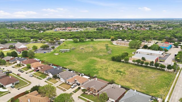 2045 Green Oaks Boulevard SE, Arlington, TX 76017
