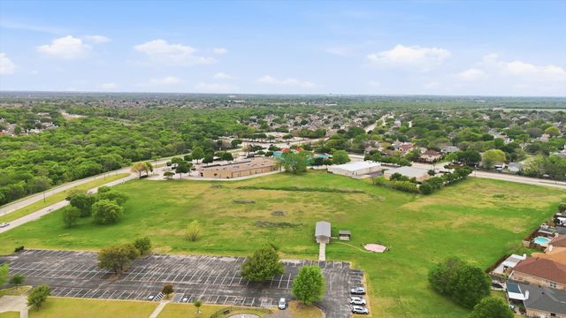 2045 Green Oaks Boulevard SE, Arlington, TX 76017