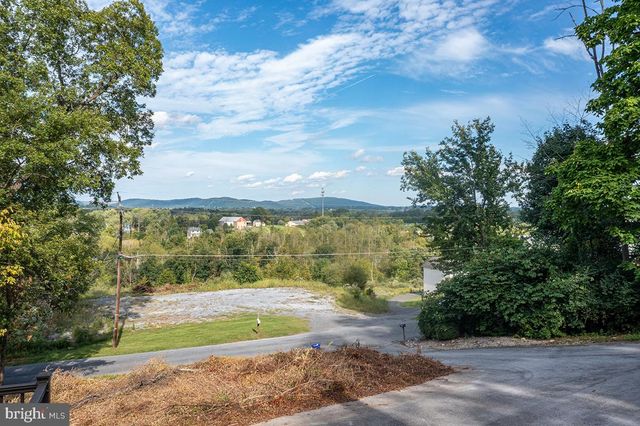 400 WALNUT RD, Birdsboro, PA 19508